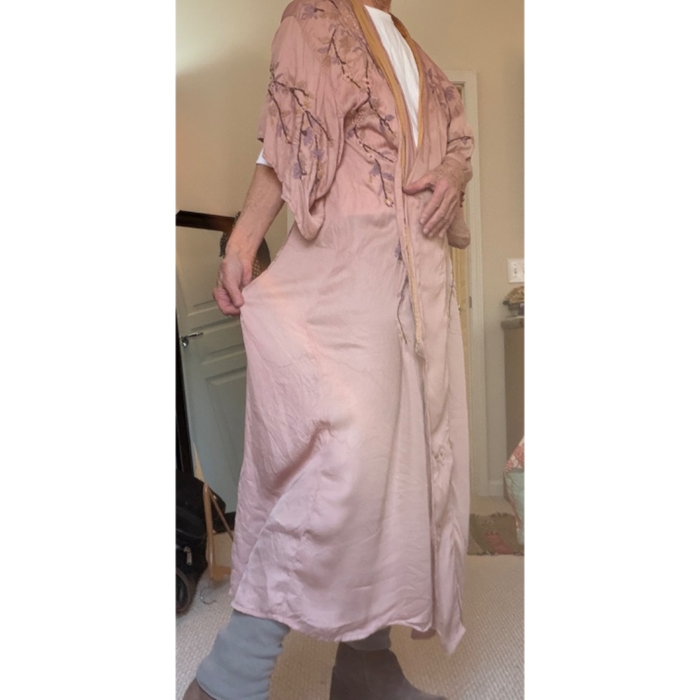 Magnolia Pearl Embroidered Sinchu Kimono - Picture 5 of 11